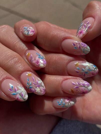 提升您的时尚品味！这款24片椭圆形美甲贴片，采用清新春夏色彩和花朵蜜蜂图案设计，并配有按压式甲片。这款美甲贴片完美适配短款美甲套装，套装包含：1瓶果冻胶和1把指甲锉。适合女性和女孩日常佩戴，也适合派对、度假和其他场合。