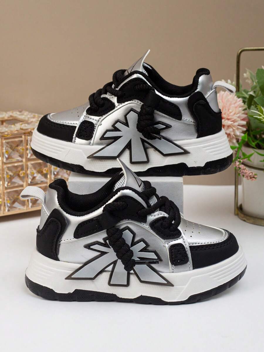 1双返校休闲时尚儿童运动鞋，采用PU皮革拼接鞋面，柔软舒适，轻便易穿脱，适合室内、室外、玩耍和运动场合。 - 銀色 - 查看 1