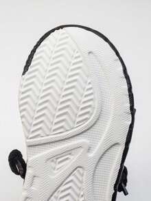 1双返校休闲时尚儿童运动鞋，采用PU皮革拼接鞋面，柔软舒适，轻便易穿脱，适合室内、室外、玩耍和运动场合。 - 銀色 - 查看 8