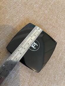 CHANEL Espejo de maquillaje plegable portátil negro con el icónico logotipo CC, de forma cuadrada, con rotación de 180 grados, conveniente para viajar - Negro - Ver 7