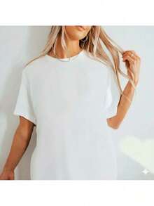 This Stylish Women's T-Shirt Features A Rabbit, Cat, And Bear Sailing In A Blue Paper Boat With The Phrase "Adventure Ahoy!", Ideal For Those Who Love Playful Prints And Cute Adventures; A Lightweight And Comfortable Piece, Perfect For Casual Summer Looks; It Combines Charm, Imagination, And Relaxed Style In An Artwork That Conveys Joy And Fantasy, Creating A Fun And Enchanting Look Full Of Personality And Expressive Details. - 白色 - 查看 2