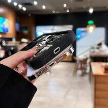 Arte de estilo vintage: familia, coches y amigos fieles. Esta elegante funda es compatible con Samsung, Apple, VIVO, OPPO, , Transsion, ,  y Honor. Fabricada en silicona TPU, ofrece protección contra golpes y caídas, además de una sensación superior. Es un regalo ideal para familiares, amigos y seres queridos, y una opción perfecta para San Valentín y Año Nuevo. - Negro - Ver 5