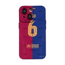 Diseño del número seis de Gavi Barcelona con el logotipo de ACNUR. Esta elegante funda es compatible con Samsung, Apple, VIVO, OPPO, , Transsion, ,  y Honor. Fabricada en silicona TPU, ofrece protección contra golpes y caídas, además de una sensación superior. Es un regalo ideal para familiares, amigos y seres queridos, y una opción perfecta para San Valentín y Año Nuevo. - Negro - Ver 2