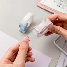Bộ 2 hộp đựng băng dính trong suốt nhiều màu ngẫu nhiên kèm dao cắt - Lý tưởng cho học sinh, văn phòng và gia đình - Hộp đựng băng dính trong suốt - Tuyệt vời để sửa lỗi và sắp xếp công việc. - Màu ngẫu nhiên - Xem 1