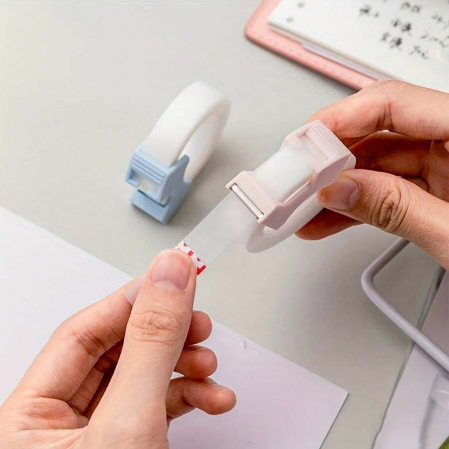 Bộ 2 hộp đựng băng dính trong suốt nhiều màu ngẫu nhiên kèm dao cắt - Lý tưởng cho học sinh, văn phòng và gia đình - Hộp đựng băng dính trong suốt - Tuyệt vời để sửa lỗi và sắp xếp công việc. - Màu ngẫu nhiên - Xem 1
