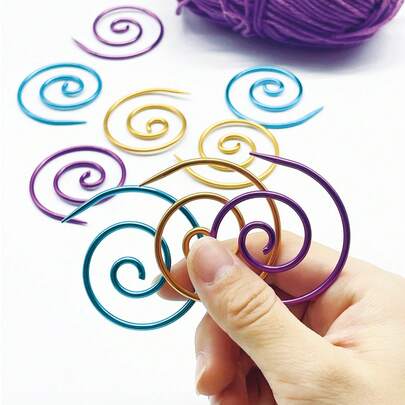 Bộ 3 kim móc xoắn ốc đầu cong, được thiết kế để khâu len và đan móc trang trí, thiết kế cong giúp giảm mỏi tay, kích thước tay cầm vừa vặn tạo cảm giác thoải mái, lý tưởng cho người mới bắt đầu làm khăn choàng, khăn quàng cổ, áo khoác nhẹ và các sản phẩm đan móc cơ bản khác.