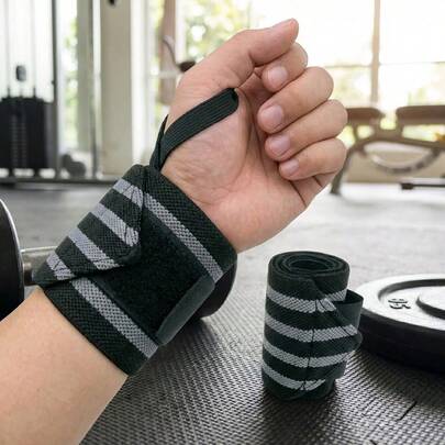 Par de Munhequeiras Esportivas Profissionais 58cm x 8.5cm Para Levantamento de Peso e Musculação Com Faixa Elástica de Compressão e Alça de Polegar Para Homens e Mulheres Tira de Proteção Ajustável Para Estabilidade da Articulação do Pulso Ideal Para Treino de Força Supino Agachamento e Crossfit Várias Cores Listradas Disponíveis