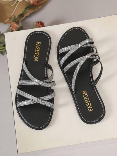 夏季新款露趾凉鞋，交叉绑带水钻装饰平底鞋，黑色柔软透气，日常室内外穿着必备，轻便易穿脱，时尚设计，深受青少年喜爱，夏季热销休闲拖鞋，适合多种场合。