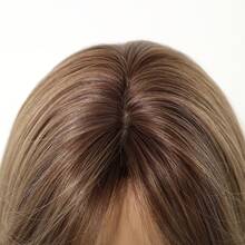 TOPSHE 24英寸摩卡棕色多层自然卷曲中分假发，合成耐热女士假发，适合度假、旅行、化装舞会、派对、日常佩戴、音乐节、婚礼季、节日礼物、婚礼音乐节等场合。 - 摩卡棕 - 查看 6