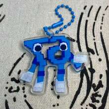 当67像素风格与流行文化玩具的基因相遇，这只蓝白相间的小怪兽便从游戏屏幕跃入现实。它怀旧的马赛克设计，搭配动感十足、伸展开来的双臂，仿佛随时准备给你一个像素风的拥抱。 - 彩色 - 查看 10