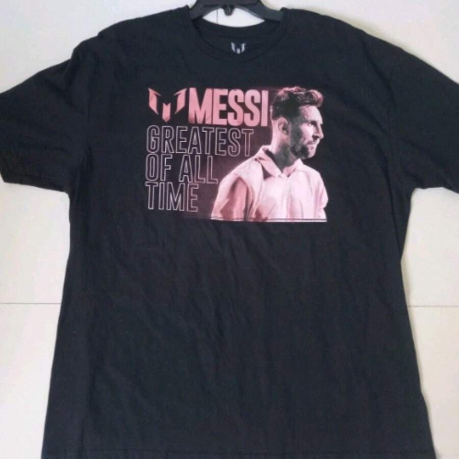 New MESSIs T-Shirt Graphic Lionels Messis Text MESSIs GREATEST Soccer Inters MIAMIs FC - màu đen - Xem 1