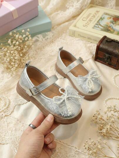1 Pair Silver Shiny Leather Round Toe Lace Trim Faux Pearl Bow Decor Cute Children Flat Shoes, Elegant Mary Jane Style Lightweight Casual Convenient Hook And Loop Girls Shoes, Non-Slip Rubber Thick Sole Increase Height, Suitable For Princess Dress And Jumper Dress, Fit For Daily School Life, Outdoor, Birthday Party, Holiday, Beach Vacation, 2026 Spring/Summer New Arrival