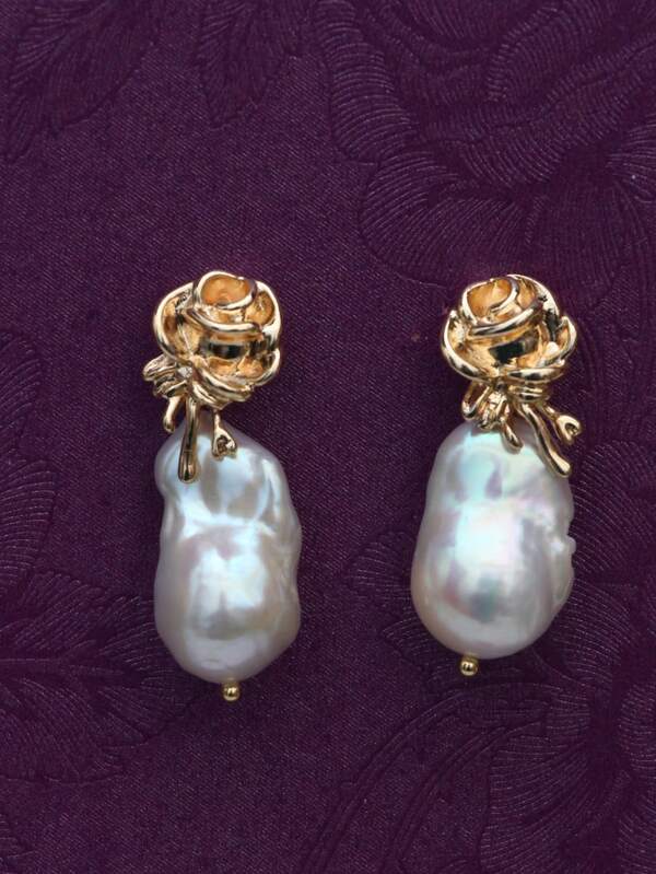 1 Pair Fashionable Baroque Pearl Earrings, Natural White Freshwater Baroque Pearl, Irregular Cultured Pearl, Gold Rose Flower Stud Earrings For Women, Suitable For Daily Wear, Wedding, Holiday, Party Gift