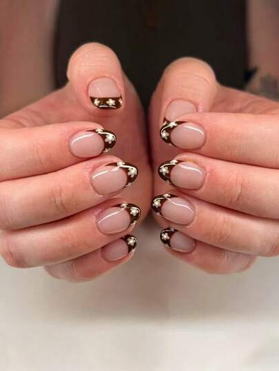 ¡Mejora tu gusto por la moda! Juego de 24 placas de uñas postizas minimalistas de diseño floral fresco en color marrón francés de forma ovalada corta. Incluye: 1 pieza de pegamento de gelatina y 1 lima de uñas. Adecuado para uso diario por mujeres y niñas, fiestas, vacaciones y otras ocasiones