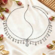 Một chiếc mũ đội đầu hình vỏ sò kiểu Bohemian sành điệu với kim loại, tua rua đính đá và mặt dây chuyền hình tròn không đều. Hoàn hảo cho các cô gái dự dạ hội, đám cưới, tiệc tùng, tụ họp và làm quà tặng cho bạn bè trong dịp Eid Al-Fitr. Phụ kiện tóc tua rua nhiều lớp đính đá lấp lánh kiểu Âu và Mỹ dành cho các cô gái, dây chuyền hình vỏ sò hình học. - Nhiều màu - Xem 10