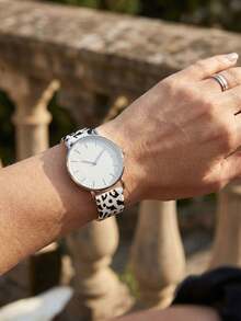 1枚女士时尚石英表，简约表盘，硅胶表带，适合日常休闲佩戴和时尚装扮，是生日、圣诞节、母亲节的理想礼物，也适合工作通勤和派对场合，是腕表爱好者的完美之选。 - 黑與白 - 查看 6