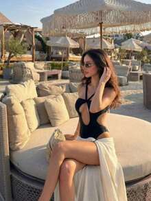 Bộ áo tắm croptop không tay dây mảnh thời trang này có thiết kế hở lưng và xẻ cao, với độ co giãn vừa phải, được thiết kế đặc biệt dành cho phái nữ. Thích hợp cho kỳ nghỉ biển. - màu đen - Xem 6