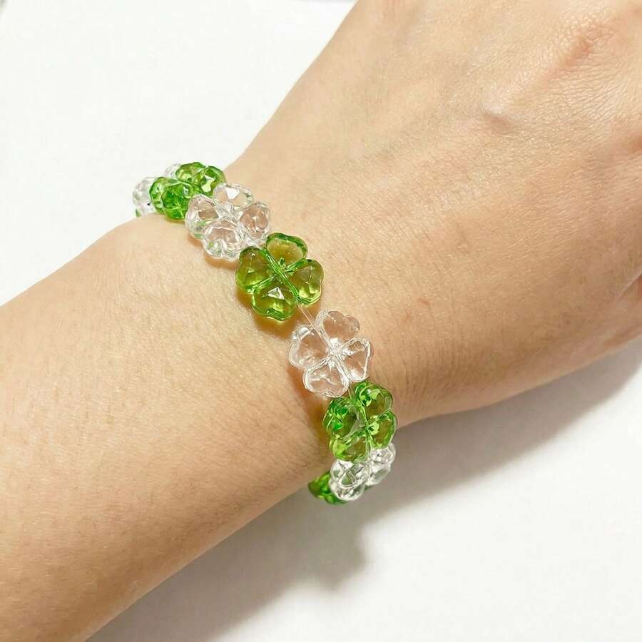 50颗3D亚克力三叶草形珠子（绿色和白色），三叶草珠子，透明绿色亚克力三叶草形珠子，不透明多面三叶草形圣帕特里克节散珠，散珠，多面亚克力三叶草珠子，不透明亚克力三叶草珠子，圣帕特里克节 - 彩色 - 查看 1