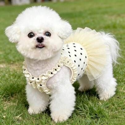 一件轻盈透气碎花荷叶边公主裙，可爱又时尚，室内外皆宜。