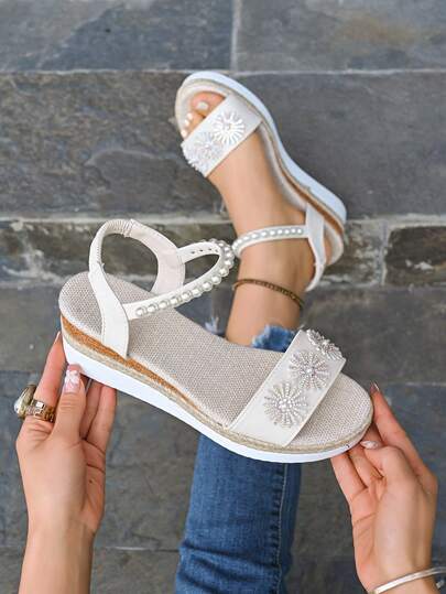 新款欧美风珍珠水钻装饰凉鞋，编织厚底坡跟鞋，大码女鞋，松紧带装饰，露趾米色鞋