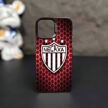 Logotipo de Necaxa sobre fondo rojo de panal. Esta elegante funda es compatible con Samsung, Apple, VIVO, OPPO, , Transsion, ,  y Honor. Fabricada en silicona TPU, ofrece protección contra golpes y caídas, además de una sensación superior. Es un regalo ideal para familiares, amigos y seres queridos, y una opción perfecta para San Valentín y Año Nuevo. - Negro - Ver 2