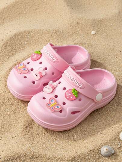 新款女童拖鞋，粉色3D草莓、蝴蝶、兔子图案，时尚百搭，优雅休闲EVA材质凉鞋，HAHABOBO轻便舒适柔软，适合室内、浴室、居家、户外、散步、旅行、海滩等场合，一脚蹬设计，春夏皆宜。