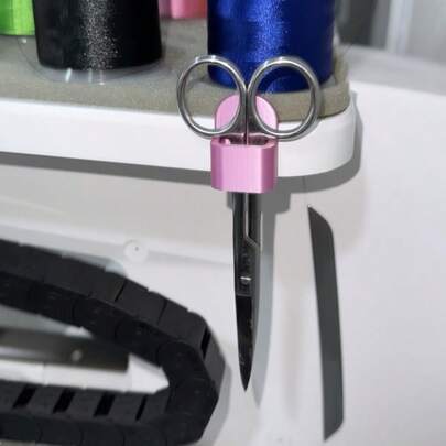 1-Piece 3D Printed Sewing Machine And Scissors Storage Box, Wall-Mounted Storage Box (Double-Sided Tape Not Included). A Functional Sewing Supplies Storage Box That Can Be Used To Store Scissors, Tweezers, And Thread-Removing Tools. Compact Design.