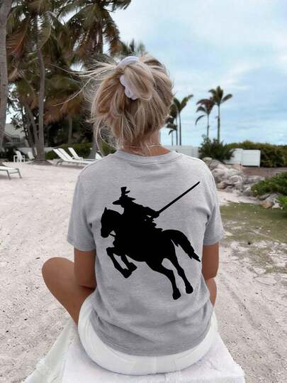 Chiếc áo thun cổ tròn màu xám giản dị này có họa tiết cưỡi ngựa, rất phù hợp cho các bé gái và trẻ lớn hơn một chút. Thích hợp để mặc đi học, đi mua sắm, dạo phố và đi nghỉ mát. Không chỉ phù hợp để mặc hàng ngày, mà còn là một món quà tuyệt vời dành cho bạn bè và gia đình.