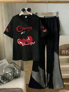 这款休闲女童套装包含一件樱桃印花圆领T恤和一条黑色喇叭裤。无论是上学、购物、街头穿搭还是度假，都是绝佳之选。 - 黑色 - 查看 2