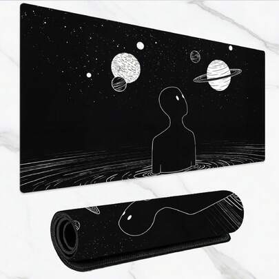 一款大型宇宙奇幻艺术游戏鼠标垫兼桌垫——采用防滑橡胶底座、光滑表面和精准缝线，适用于办公和游戏环境。一款以星系为主题的电脑桌配件。