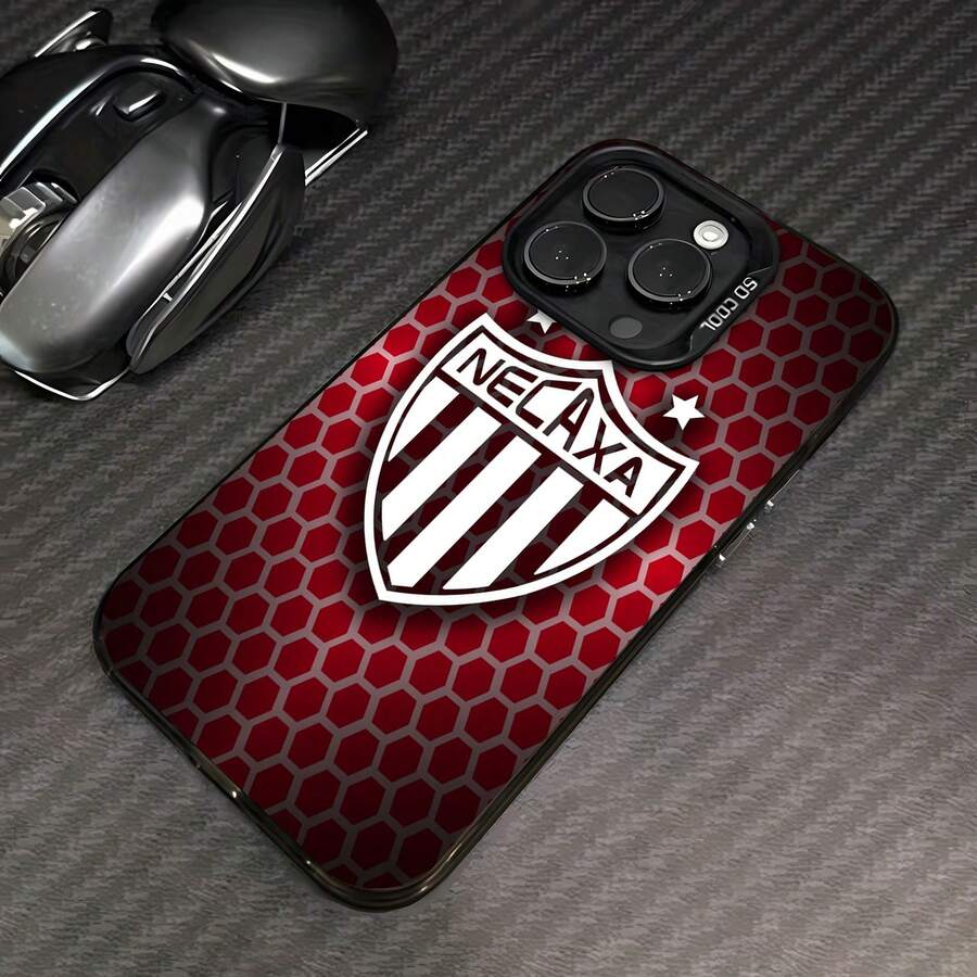 Logotipo de Necaxa sobre fondo rojo de panal. Esta elegante funda es compatible con Samsung, Apple, VIVO, OPPO, , Transsion, , y Honor. Fabricada en silicona TPU, ofrece protección contra golpes y caídas, además de una sensación superior. Es un regalo ideal para familiares, amigos y seres queridos, y una opción perfecta para San Valentín y Año Nuevo. - Negro - Ver 1