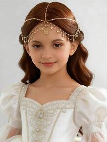 Một chiếc mũ đội đầu hình vỏ sò kiểu Bohemian sành điệu với kim loại, tua rua đính đá và mặt dây chuyền hình tròn không đều. Hoàn hảo cho các cô gái dự dạ hội, đám cưới, tiệc tùng, tụ họp và làm quà tặng cho bạn bè trong dịp Eid Al-Fitr. Phụ kiện tóc tua rua nhiều lớp đính đá lấp lánh kiểu Âu và Mỹ dành cho các cô gái, dây chuyền hình vỏ sò hình học. - Nhiều màu - Xem 4