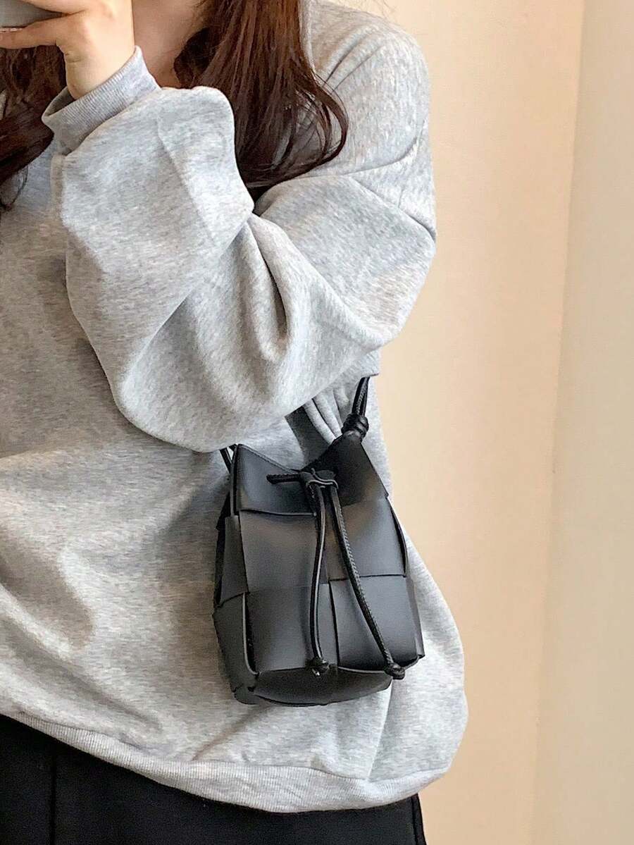 女士迷你编织斜挎包 - 抽绳 PU 水桶包，适合日常使用 - 黑色 - 查看 1