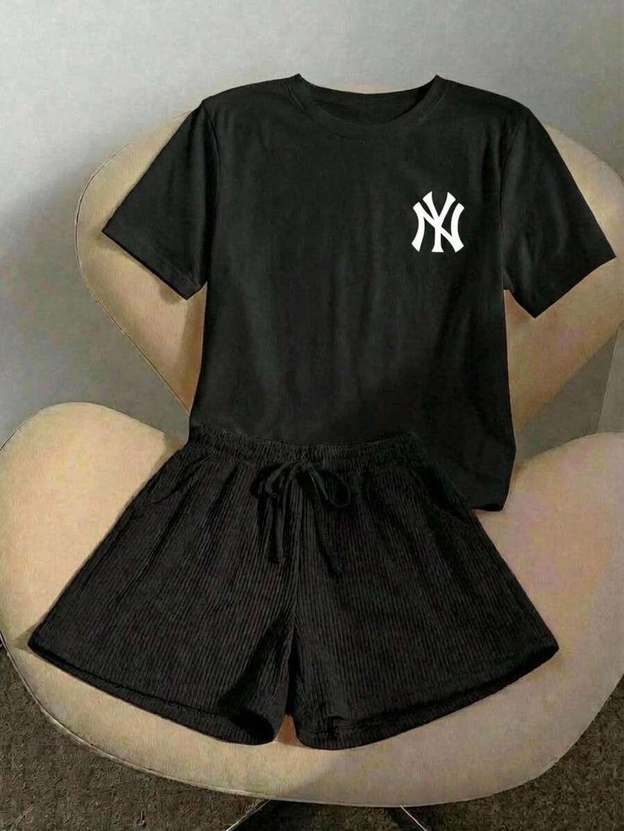 CONJUTO DE DOS PIEZAS SHORT LISO NEGRO Y PLAYERA NEGRA CON DISEÑO MODERNO DE LETRAS BLANAS DE NY PEQUEÑO - Negro - Ver 1