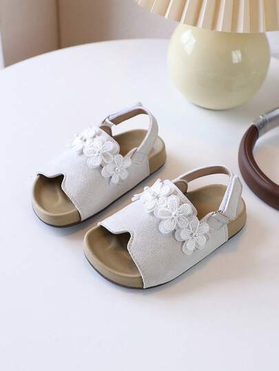 1 Pair Of Girls' Baby PU Craft Three-Dimensional Small Flower Anti Slip Casual Beach Sandals, Fashionable And Classic Princess Style Beach Sandals Suitable For Students' Outdoor Activities And Summer Wear