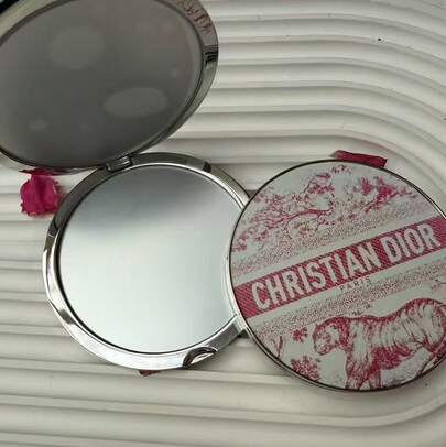 Dior 限量版圆形化妆镜，银色金属便携式折叠化妆镜，饰有红色老虎和丛林图案