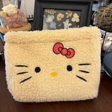 大容量时尚Hello Kitty毛绒化妆包，可水洗，适合旅行和送礼（不含吊坠） - 彩色 - 查看 4
