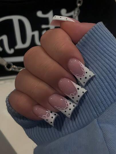 用这款24片装街头简约休闲学院风甜美可爱优雅日常粉色蝴蝶结蕾丝图案黑色波点白色法式短款鸭嘴兽美甲贴片套装，瞬间提升你的造型。适合女孩和女士，甜美个性，适合日常生活和购物场合。