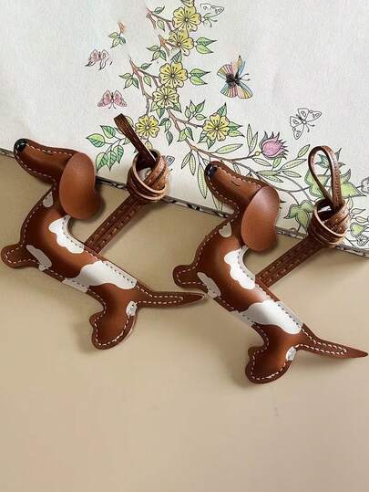 1 Móc khóa hình chó Dachshund bằng da PU thủ công - Hình chú chó Dachshund dễ thương với mặt dây chuyền hình chó nhỏ, phụ kiện móc khóa phù hợp cho chìa khóa, ba lô hoặc phụ kiện xe hơi - Quà tặng thủ công bằng da PU dành cho người yêu thú cưng