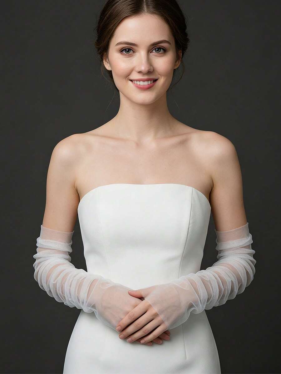 精致薄纱新娘手套，搭配柔软薄纱袖子。纯净优雅，是婚礼和正式场合的理想之选。女士秋季服饰。