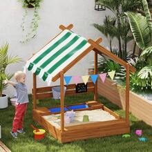 Outsunny Arenero para Niños de Madera, Arenero Infantil en Forma de Casa con 2 Asientos, Toldo, 6 Banderines, 2 Bandejas Extraíbles, Grifo y Pizarra, para Patio, Jardín, 124x116x146 cm, Naranja - Naranja - Ver 1