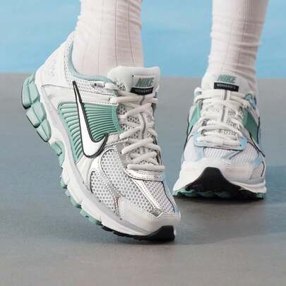 Nike 女士休闲鞋 W ZOOM VOMERO 5，轻便舒适运动鞋，低帮简约轻便日常旅行鞋 HF1877-101