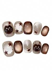 10片装，名为“星夜猫”。这款美甲以柔和闪亮的白色为底色，带有冰霜般的质感，并搭配温暖的棕色渐变点缀。俏皮的细节包括手绘的黑色猫脸、棕色星星图案和小巧的爪印，营造出温馨梦幻的氛围——完美契合喜爱可爱迷人、略带魔幻气息的美甲爱好者。手工制作的按压式美甲贴片。 - 彩色 - 查看 1