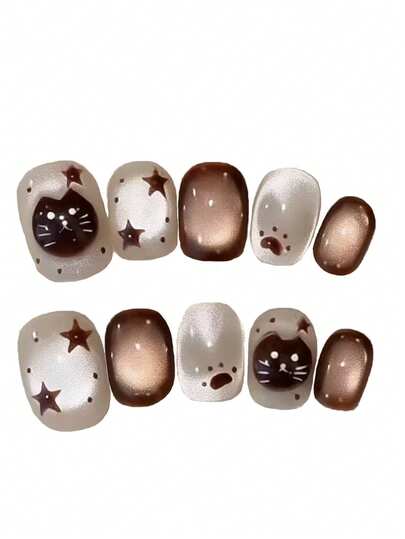 10片装，名为“星夜猫”。这款美甲以柔和闪亮的白色为底色，带有冰霜般的质感，并搭配温暖的棕色渐变点缀。俏皮的细节包括手绘的黑色猫脸、棕色星星图案和小巧的爪印，营造出温馨梦幻的氛围——完美契合喜爱可爱迷人、略带魔幻气息的美甲爱好者。手工制作的按压式美甲贴片。