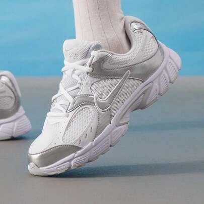 Nike Women's Casual Shoes V5 RNR (GS) Sneakers, Lightweight Comfortable Travel Shoes, HQ6411-103