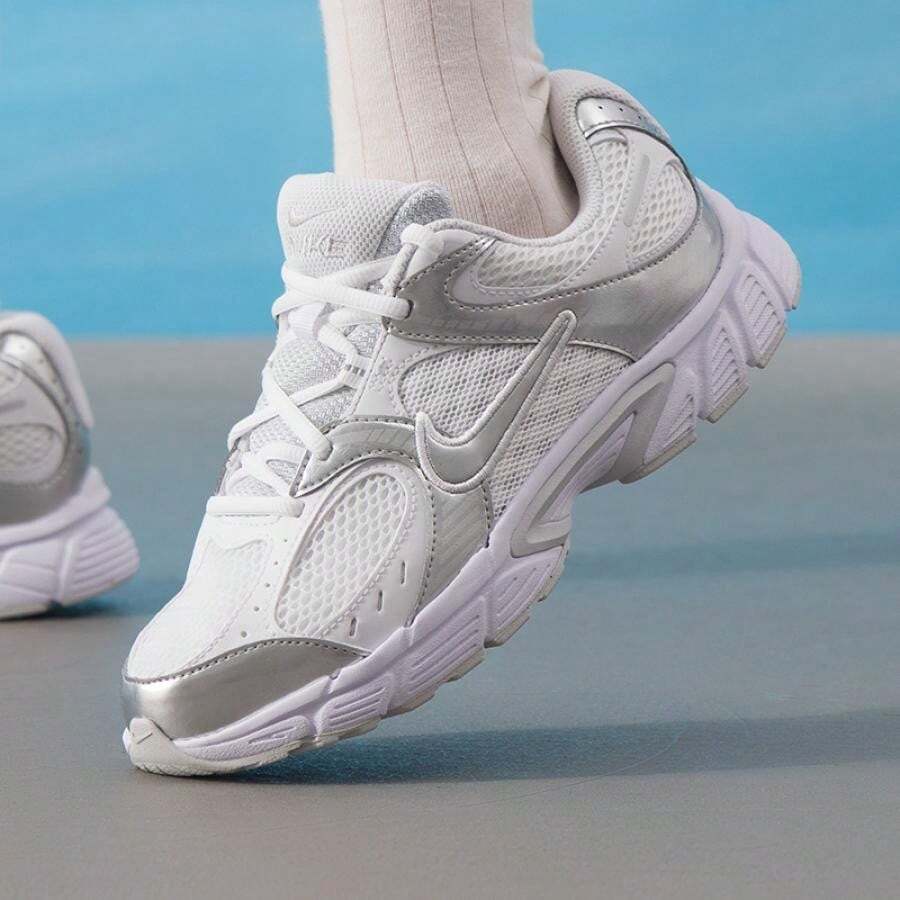 Nike Women's Casual Shoes V5 RNR (GS) Sneakers, Lightweight Comfortable Travel Shoes, HQ6411-103 - Silver/white - View 1