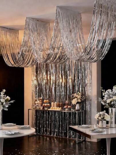 1 st 450 cm silverfärgad regndraperi i taket, silverfärgad vågig tofsdekoration till fest, födelsedagsfesttillbehör, hängande tofsbakgrund i taket, dekorativ bröllopsbanderoll, brudduschdekorationer, babeshowerdekorationer, silverfärgade dekorativa föremål, paradflottdekorationer, födelsedagsdekorationer, rumsdekorationer, rekvisita till fotobåsbakgrund, hawaiiansk dekoration, examensdekoration