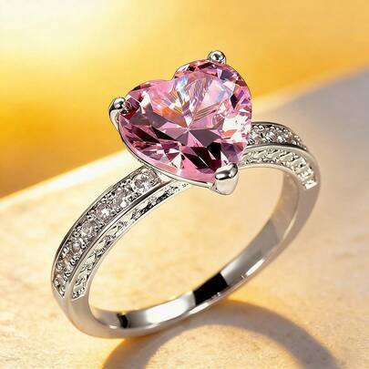 1枚S925纯银心形戒指，镶嵌闪亮锆石，优雅高贵，适合结婚/订婚，是送给爱人的高品质珠宝礼物。