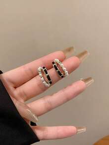 1 par de pendientes de perlas con contraste blanco y negro en forma de C, joyas de acero inoxidable con baño de oro milenario, joyas femeninas, accesorios de playa para dama, pendientes circulares de plata, regalos de joyas de plata para mujeres adultas, regalos para mamá, regalos de Pascua - Negro - Ver 2