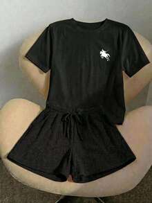 CONJUNTO DE DOS PIEZAS SHORT LISO NEGRO Y PLAYERA NEGRA CON DISEÑO DE CABALLO PEQUEÑO - Negro - Ver 1